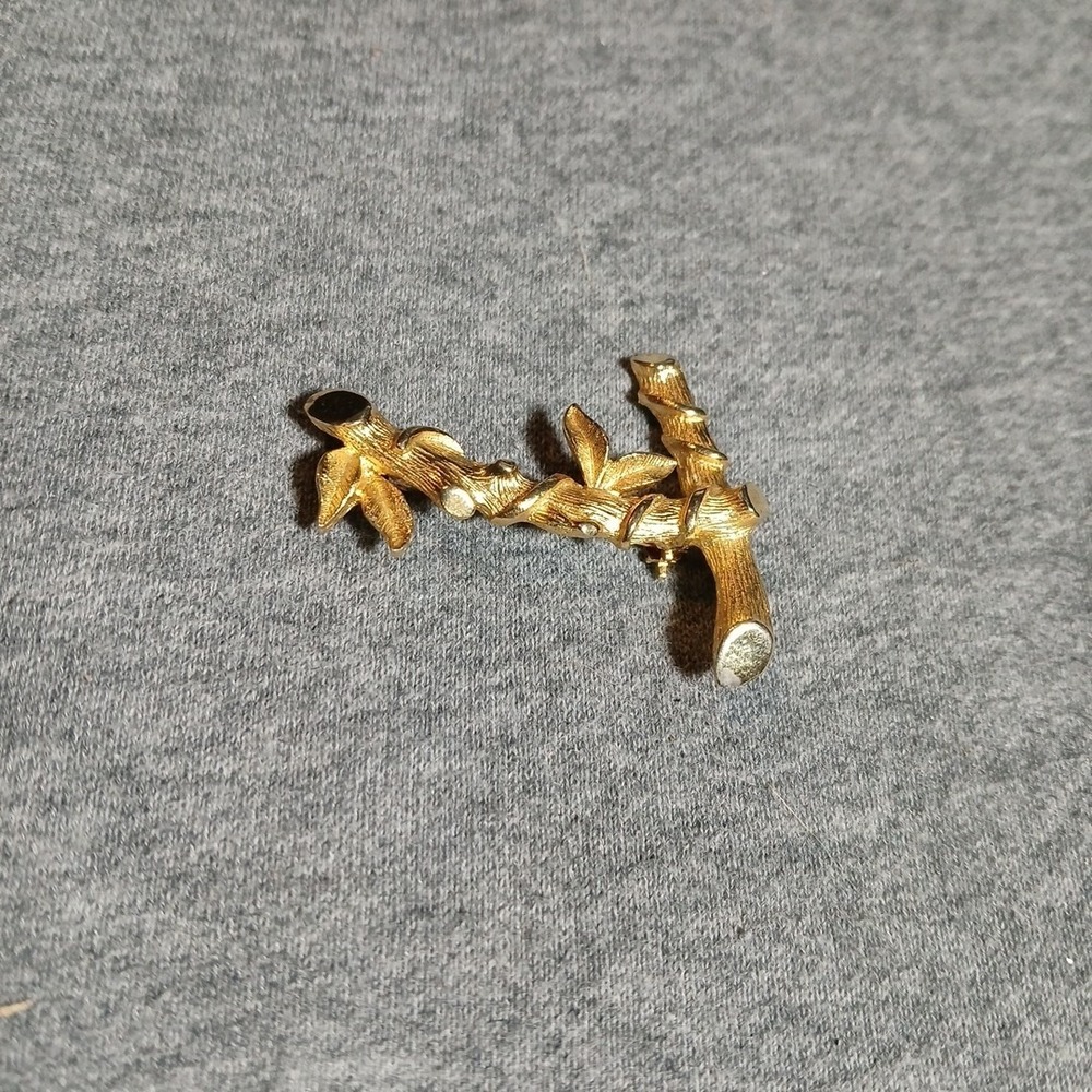 Vtg 1964 Sarah Coventry initial "T" brooch from the Sarah's ABC's collection - Picture 2 of 6